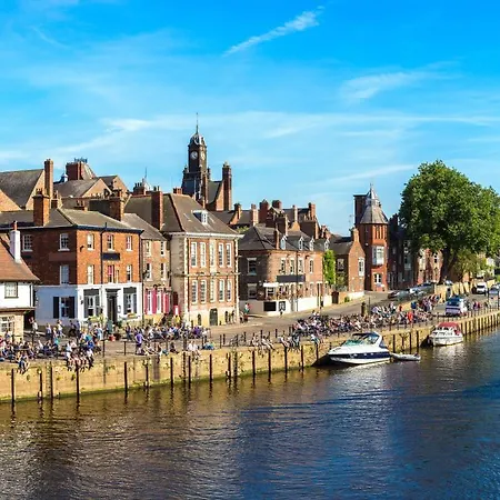 Fifth Quarter With Free Parking Apartament York