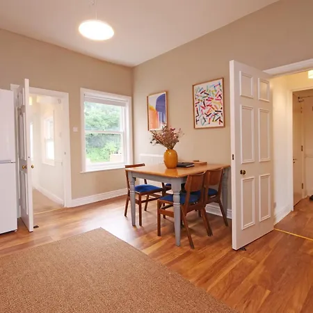 Fifth Quarter With Free Parking Apartament York