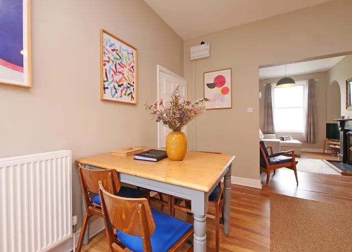 Fifth Quarter With Free Parking Apartment *