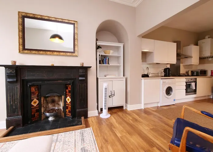 Fifth Quarter With Free Parking Apartment *