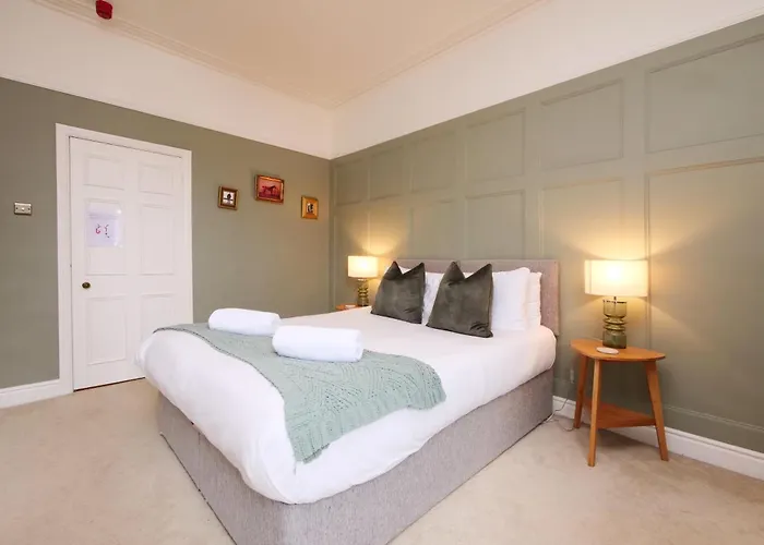 Fifth Quarter With Free Parking Apartment *