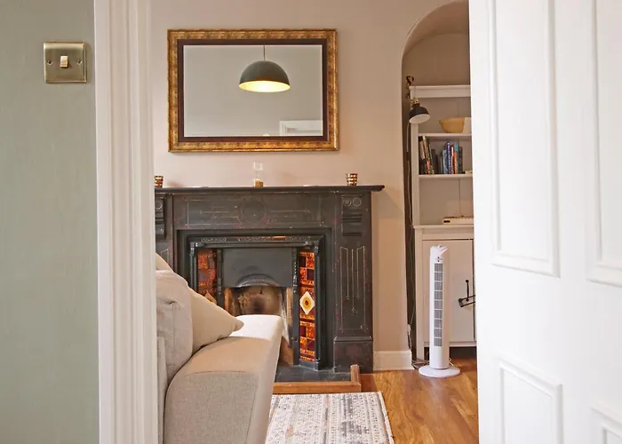 Fifth Quarter With Free Parking Apartment *